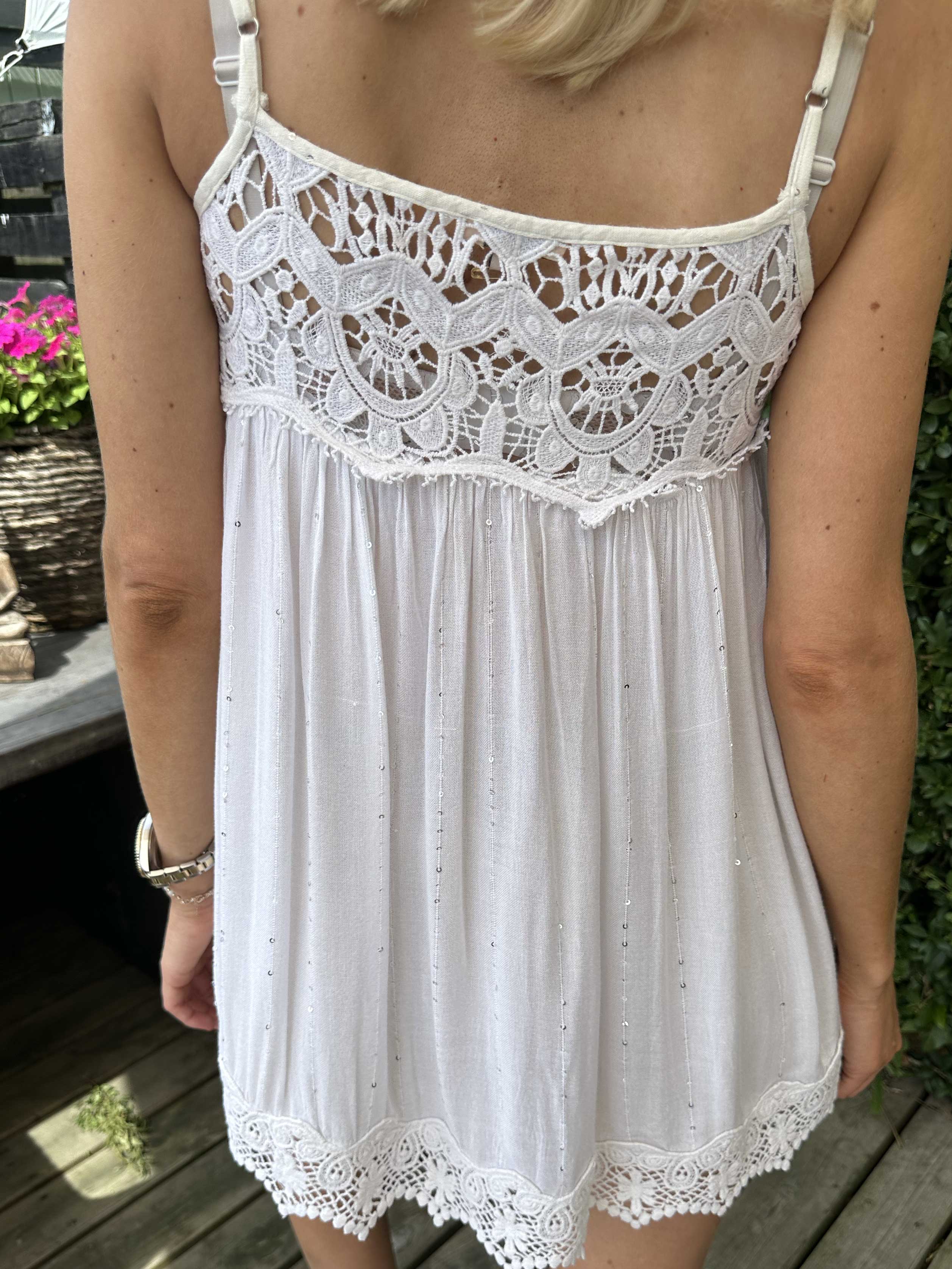 Opal - Sød top med broderet detaljer og pailletter